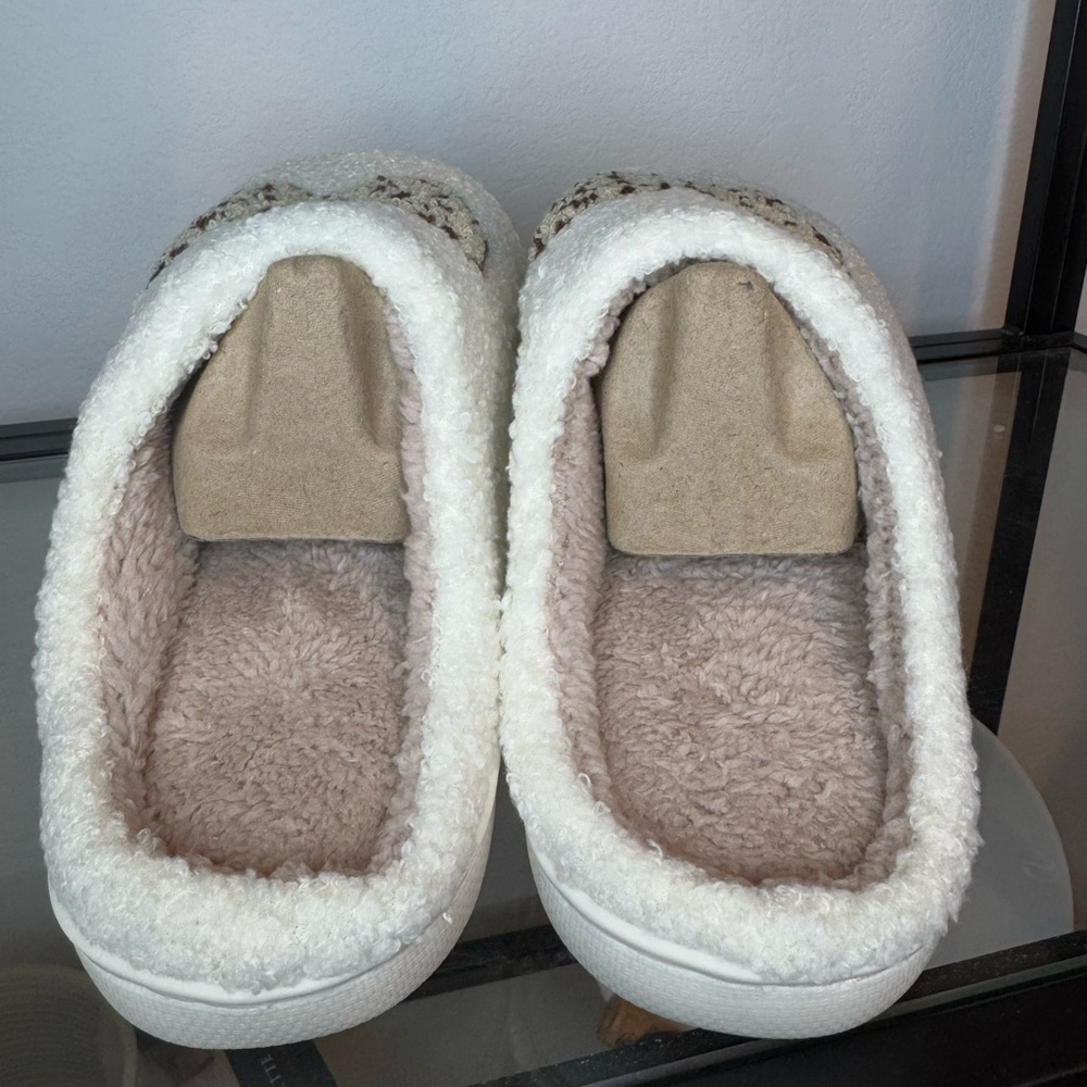 NWT Animal Print Cheetah Leopard Fuzzy Ribbon Bow Slippers Women's Size: 8-9 - Picture 5 of 5